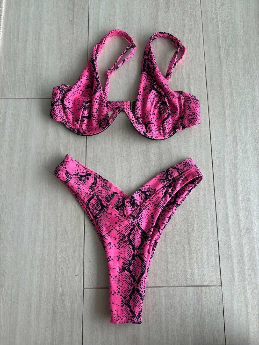 ONEONE Size Small Hot Pink Underwire Bikini